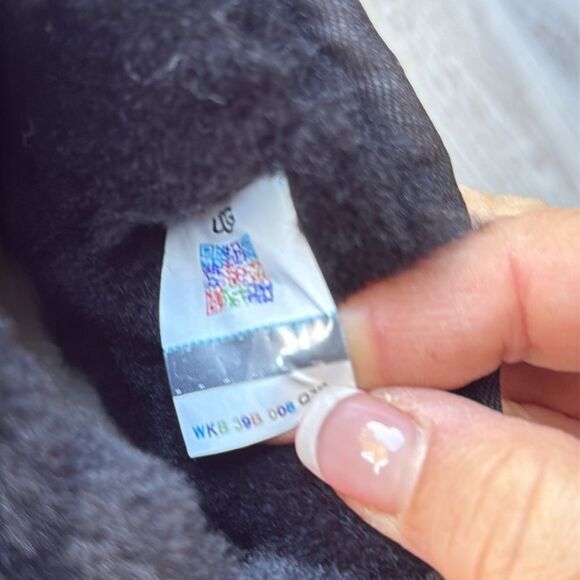 UGG Classic Ultra Mini II Black Size 7 New in Box - Picture 13 of 15